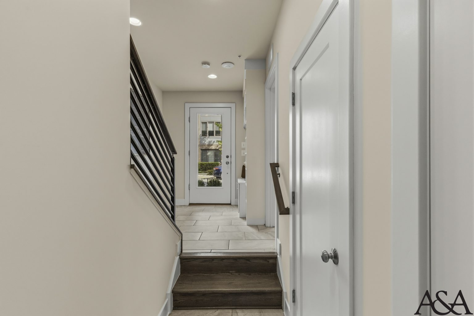 AA-0047_6717-Eames-Way_Entry_02